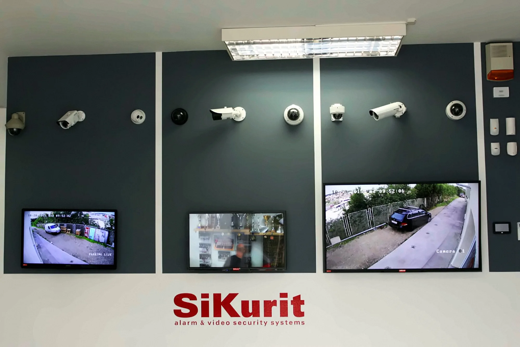 Zid s kamerama i monitorima u showroomu Sikurita