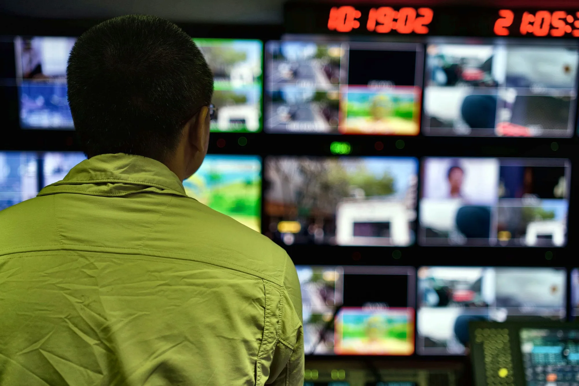 Operater prati zidove s monitorima