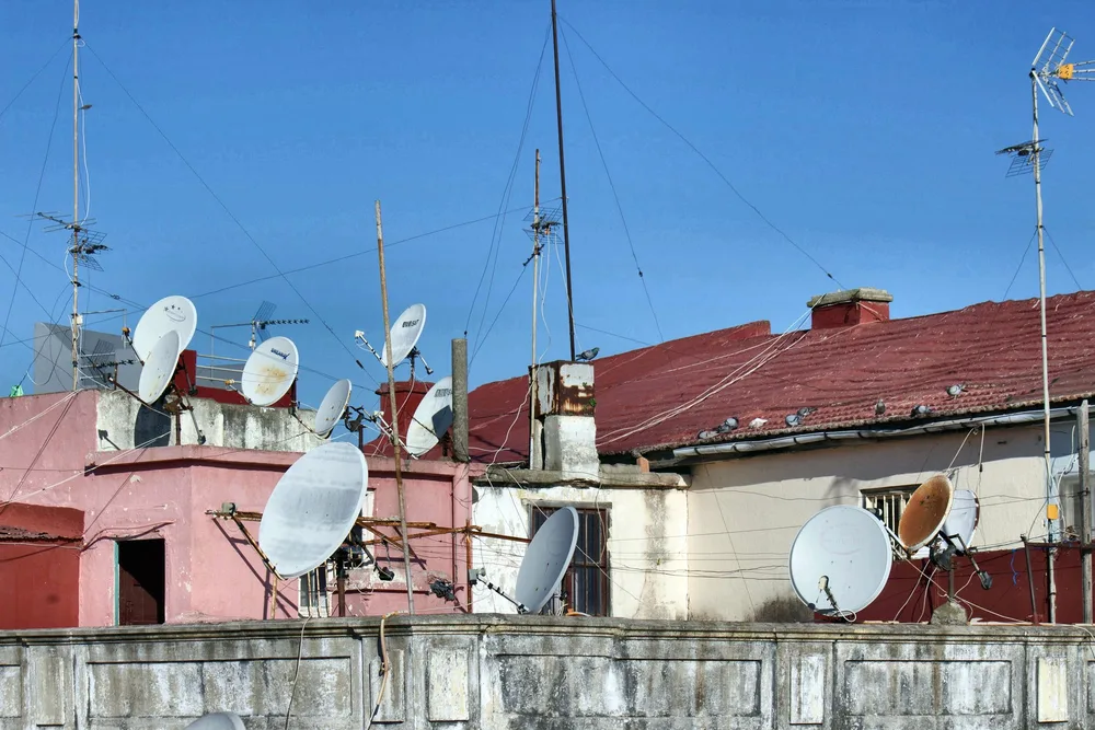 Satelitske antene na krovovima