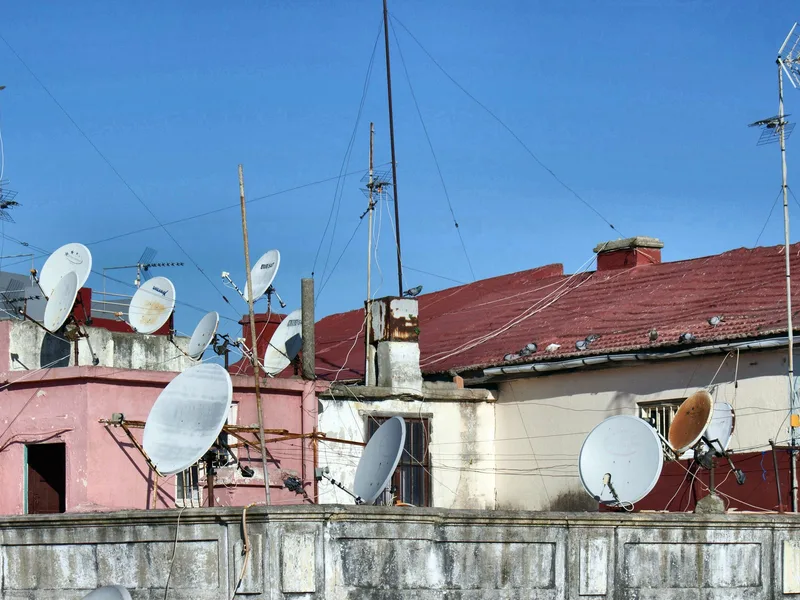 Satelitske antene na krovovima